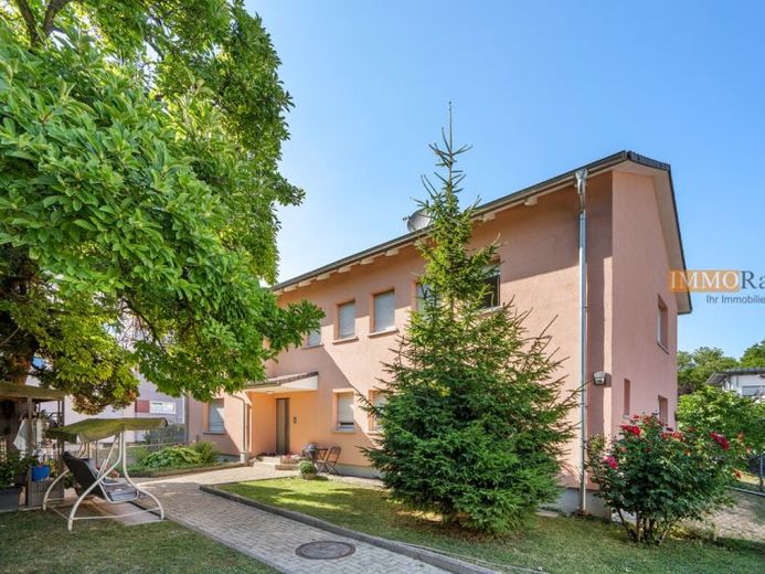 IMMORath.de – Gepflegtes Einfamilienhaus mit großzügiger Wohnfläche, Garten & vier Garagen – Foto 1