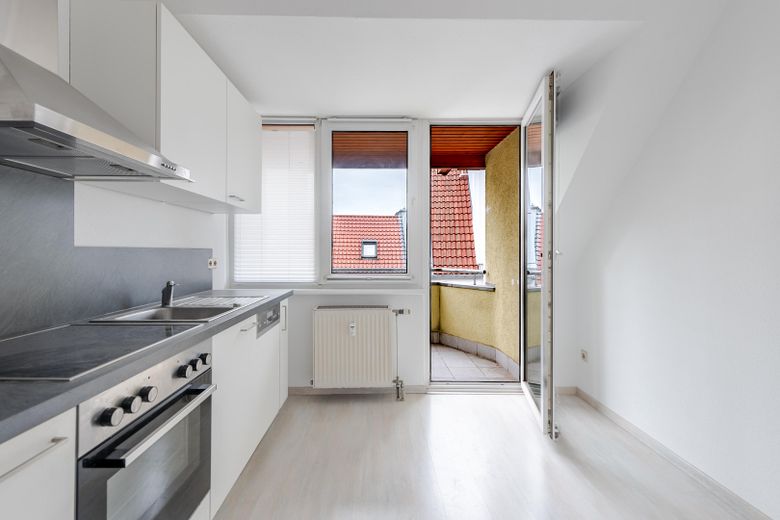 Loft-Feeling auf zwei Ebenen: Maisonette mit Galerie und Balkon mitten in Bensheim – Küche
