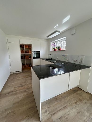 Stijlvolle stadsvilla op een natuurrijke droomlocatie – modern wonen met levenskwaliteit – Küche mit hochwertigen Geräten