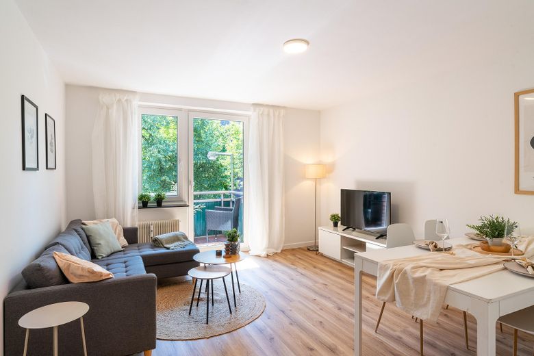 ***ERSTBEZUG NACH MODERNISIERUNG – STILVOLLE 3-ZI.-WOHNUNG MIT TAGESLICHTBAD IN DU-NEUDORF*** – WOHNZIMMER