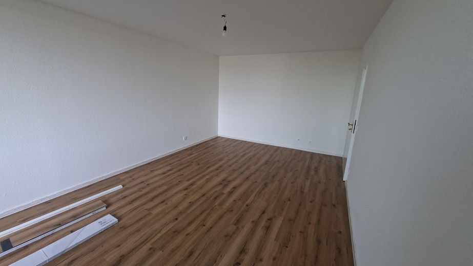 Teilsanierte 2-Zimmer Wohnung in guter Lage – Wohnzimmer