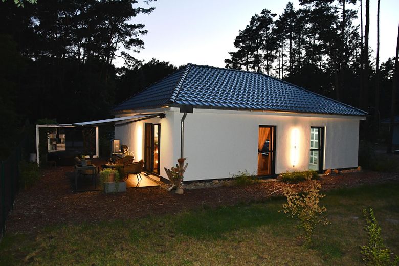 RESERVIERT  Moderner Neubau-Bungalow  mit pflegeleichtem Garten – Rückansicht