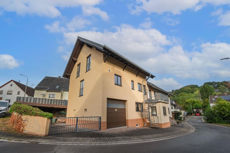 Großes Wohnhaus zur Nutzung als ZFH, Mehrparteivermietimmobilie oder Mehrgenerationenhaus – Vorderansicht mit Garage