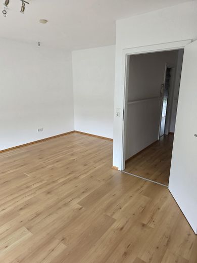 Gepflegtes Reihenendhaus mit schönem Garten, überdachter Terrasse, Kamin und Carport – Zimmer im 1. OG ("Schlafen")