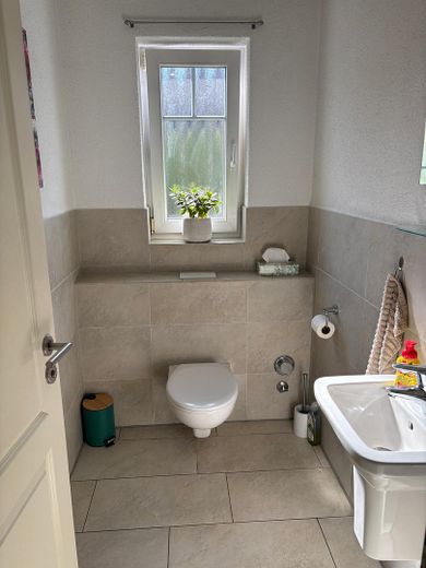 Toskana-Villa freistehend auch als Zweifamilienhaus nutzbar – Gäste-WC EG
