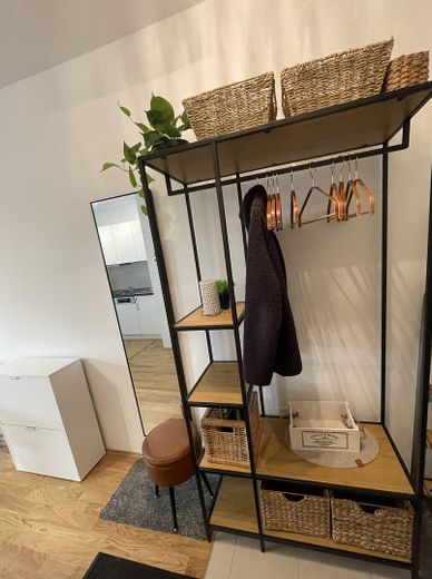 Neubau - helle 1-Zi Whg, voll eingerichtet + vollmöbliert, Bad mit Fenster - ab 12/26 provisionsfrei – Garderobe