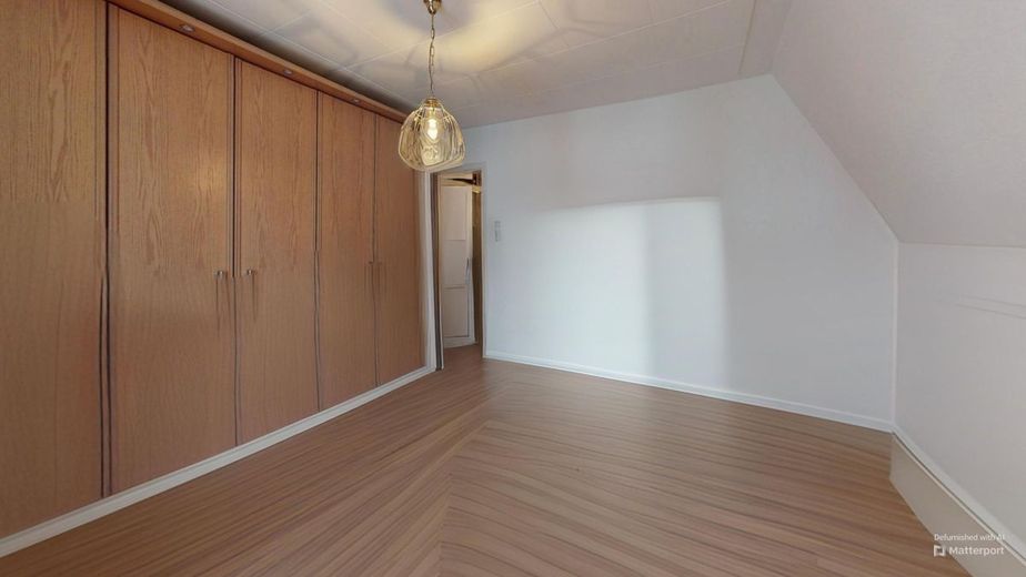 Ruhig gelegenes EFH mit Sanierungspotential | Balkon, Garten &amp; Wintergarten  | Garage inkl. – Schlafzimmer3