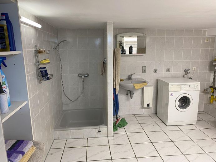 Hauswirtschaftsraum mit Dusche