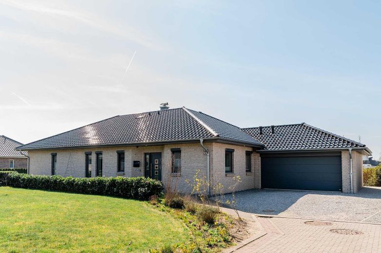Modernste Wohntechnik trifft zeitlose Eleganz – Ihr Energie-Sparwunder in Schafflund – Foto 1