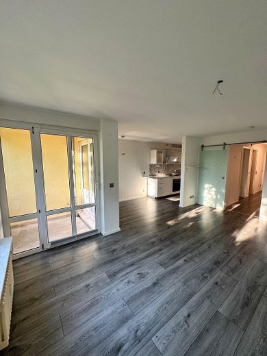 Provisionsfreie, modernisierte 3-Zimmer-Wohnung mit Wintergarten und Garagenbox, bezugsfrei – Wohnbereich mit offener Küche