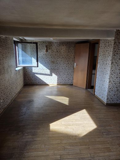 Wohnzimmer mit Tür zur Küche