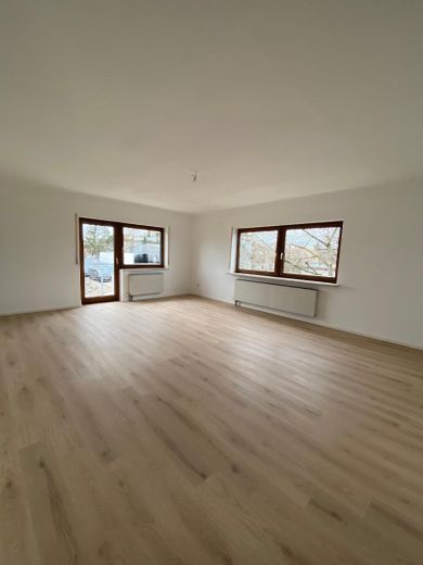 Großzügige 3-Zimmer Wohnung mit 130 m²; Balkon & Gartenanteil – Wohnzimmer