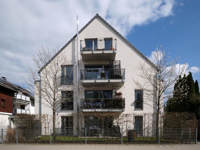 *PROVISIONSFREI* Hochwertige Erdgeschoss-Terrassenwohnung in Bestlage Maxhofstraße - Fürstenried – Attraktive moderne Hausansicht