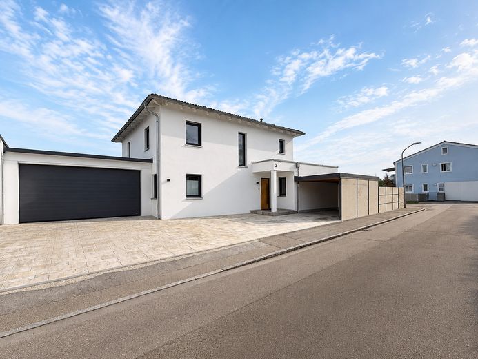 Sin comisión | Casa unifamiliar moderna con piscina y lounge | Orientación sur | Cerca de la A9 – Frontansicht Haus