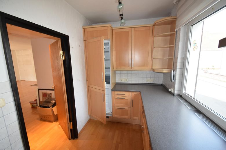 Provisionsfrei! Zweifamilienhaus, großer Sonnengarten – Einbauküche EG