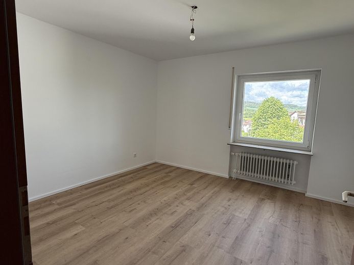 Erstbezug nach Kernsanierung: Helle gepflegte 3-Zimmer-Whg mit Balkon in Lauda-Königshofen – Schlafzimmer