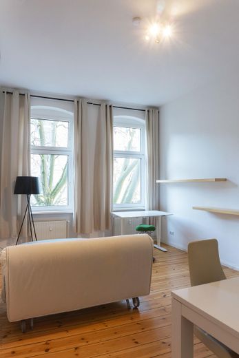 Ruhige Zweizimmerwohnung in beliebter Gegend in Berlin Kreuzberg – Wohnzimmer