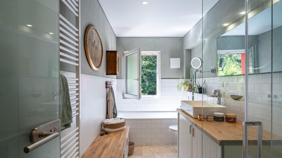 290 m² + 2.464 m² Naturidyll | Pool & Gartensauna | Aartalblick | Mehrgenerationen o. Vermietung – Bad große Wohnung
