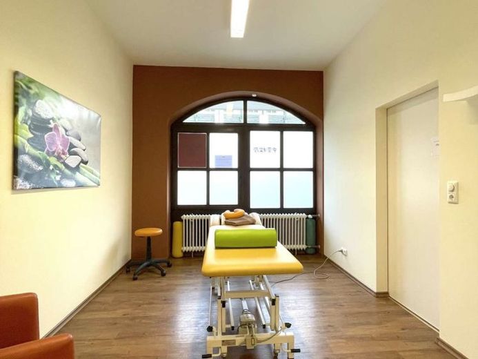 **Gepflegte und terminlich voll ausgelastete Physiopraxis in Bad Griesbach sucht neuen Besitzer** – Foto 1