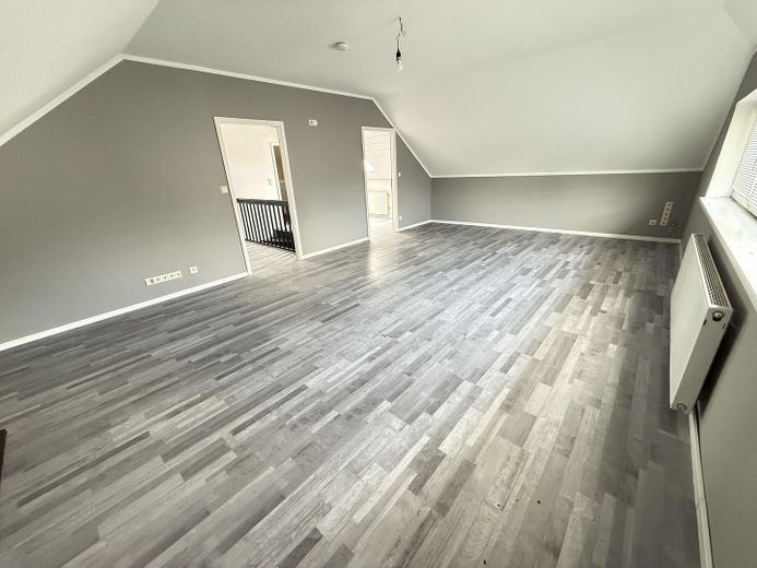 137 m² Maisonette im Zweifamilienhaus – 4 Zimmer, große Wohnküche, 2 Bäder & eigener Eingang – Wohnzimmer DG