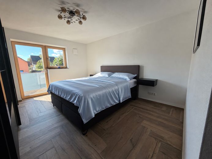 Hochwertige Neubauwohnung mit großzügiger Galerie in ZFH (möbliert) – Schlafzimmer
