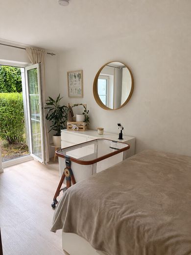 Sonnige 3-Zimmerwohnung mit Garten und Blick auf die Weinberge – Schlafzimmer mit Ausgang zum G