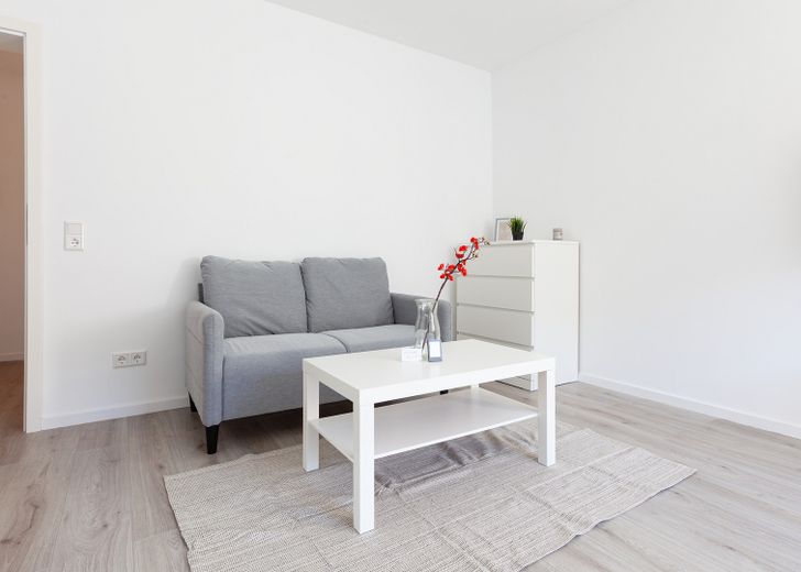 Appartamento arredato di 2 locali a Kassel-Nord-Holland – ristrutturato, con balcone e adatto a convivenza – Zimmer 1