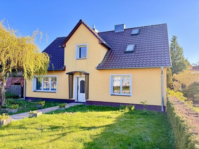 HORN IMMOBILIEN++Einfamilienhaus in Pasewalk mit Einbauküche, Kamin und viel Platz für Ihre Familie! – Hausansicht