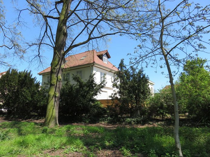 Sonnenterrasse und Saunalandschaft nahe Spandauer Forst – ...direkt am Park gelegen.