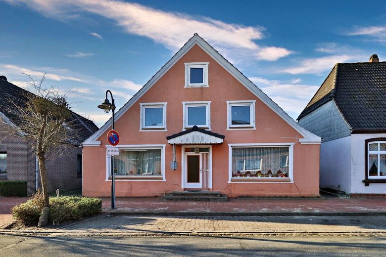 Mehrfamilienhaus mit Ausbaureserve in zentraler Lage von Lunden – Frontansicht