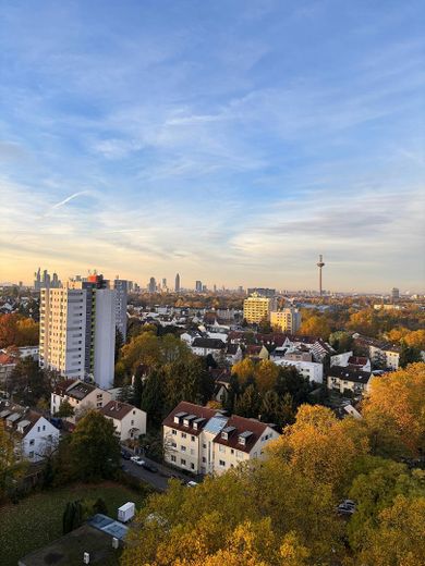 Nad dachami Frankfurtu: mieszkanie 2-pokojowe na 15. piętrze z widokiem na panoramę miasta i balkonem – Zdjęcie 2