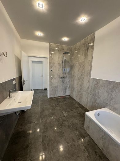 Moderne 9-Zimmer-Neubauwohnung mit ca. 235 m², zwei Küchen und zwei Balkonen in Rodenbach – फोटो 13