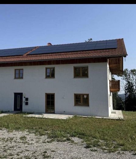 Appartamento con 4 locali al 1° piano, giardino e terrazza, nuova costruzione di 103 m2 a Fridolfing, canone di locazione senza spese 1150€ – Eingang