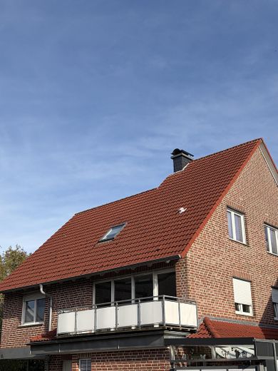 Großzügige Maisonette-Wohnungmit Balkon und eigenem Garten – Außenansicht vom Wohnhof