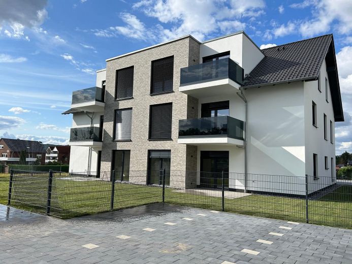 Appartamento moderno di nuova costruzione in posizione centrale a Holzhausen – Außenansicht