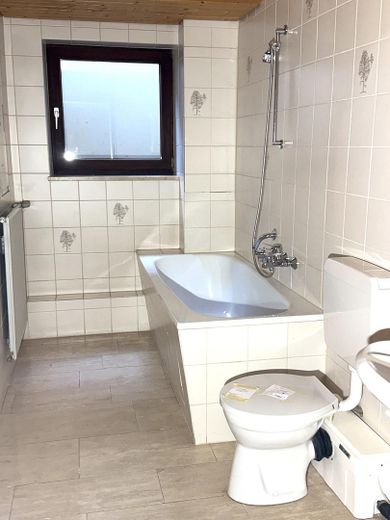 Geniş arsada kırma çatılı villa – Badezimmer