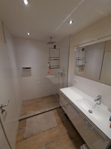 Zeer goed onderhouden, gemoderniseerde tussenwoning met tuin op het zuiden – Bad OG