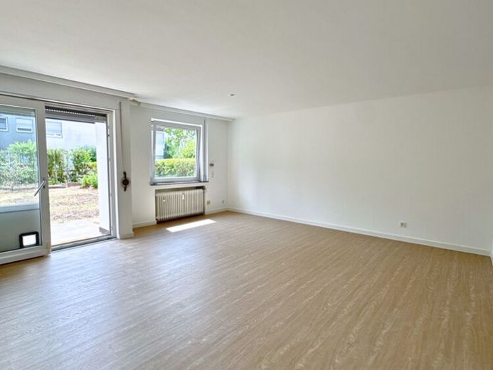 Sunny renovated 4-room kitchen-bathroom ground floor apartment with terrace, garden and garage – Foto 1
