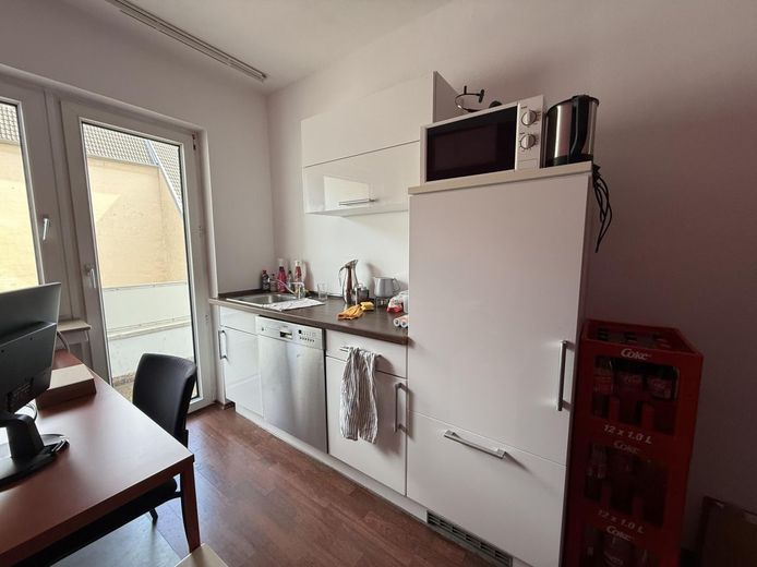 Kleines Büro mit Balkon mitten in City – Küche