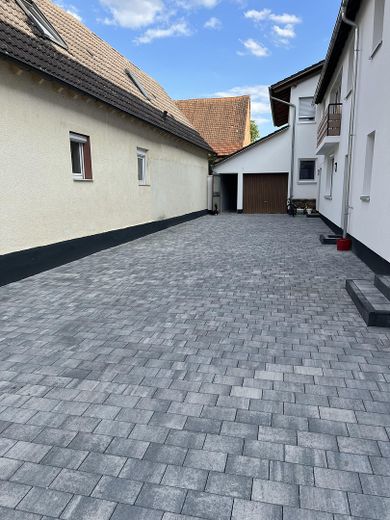 Neu saniertes Reihenendhaus in Harhausen mit Gartenanteil – Hof