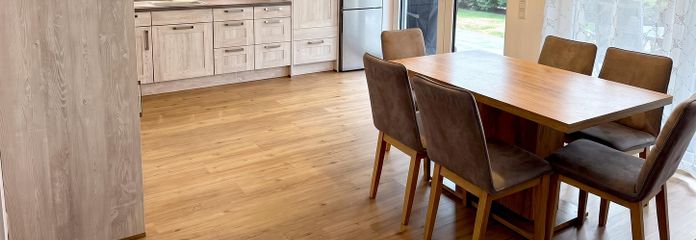 Habiter et travailler : appartement de 5 pièces au rez-de-chaussée avec jardin et bureau/salle de loisirs de 60 m² au sous-sol – Wohnen, Essen, Kochen