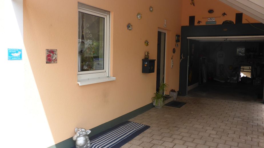 Hauseingang & Garage