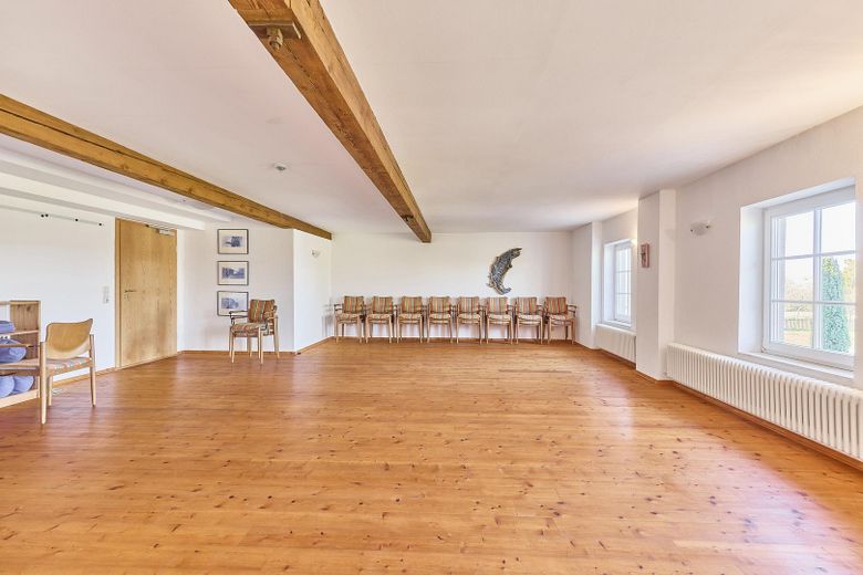 exklusiver Traum im Grünen. 4 Seit-Hof mit Seminarhaus – Seminarraum/Yoga Raum