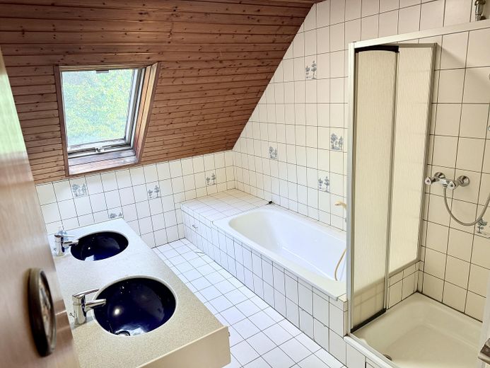 Yenilikler için sağlam bir temel - Modernize edilecek ebeveyn evi – Tageslichbad 1. OG