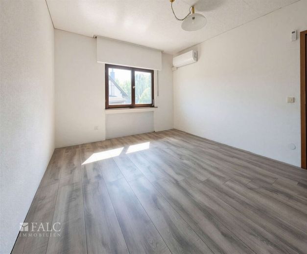 Ruhig gelegene Doppelhaushälfte mit viel Platz und Naturteich – Schlafzimmer