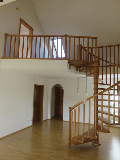Bezugsfreie Maisonette-Wohnung nahe der Dachauer Altstadt, Erbpacht – Wohnzimmer und Gallerie