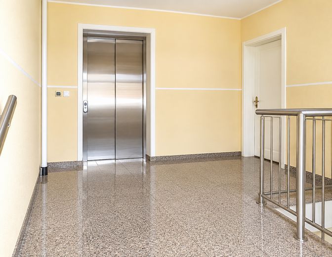 Villa Balustrada, Weiße Elster Nehri kıyısında su parseli, çatı katı dairesi, 2x banyo, granit, gömme ayna, klima – Treppenhaus Dachgeschoss