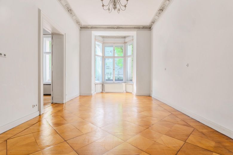 Appartement de 4 pièces rénové, sans commission, au cœur de Kreuzberg ! Prix à négocier – Wohnzimmer