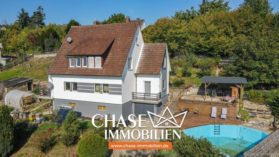 Einzigartiges Einfamilienhaus in angenehmer Hanglage mit Pool &amp; großem Grundstück - in Eschershausen – Luftansicht - 1