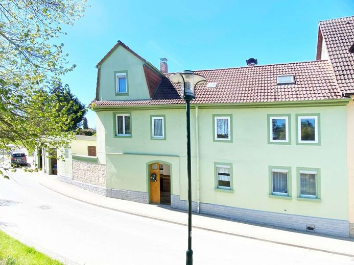 Dorndorf-Steudnitz: Viel Platz, viele Möglichkeiten: Haus, Einliegerwohnungs-Potenzial für Familien – Straßenansicht
